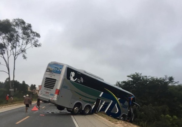 Acidente com ônibus que levava time sub-15 do Bahia deixa dois mortos em Minas Gerais