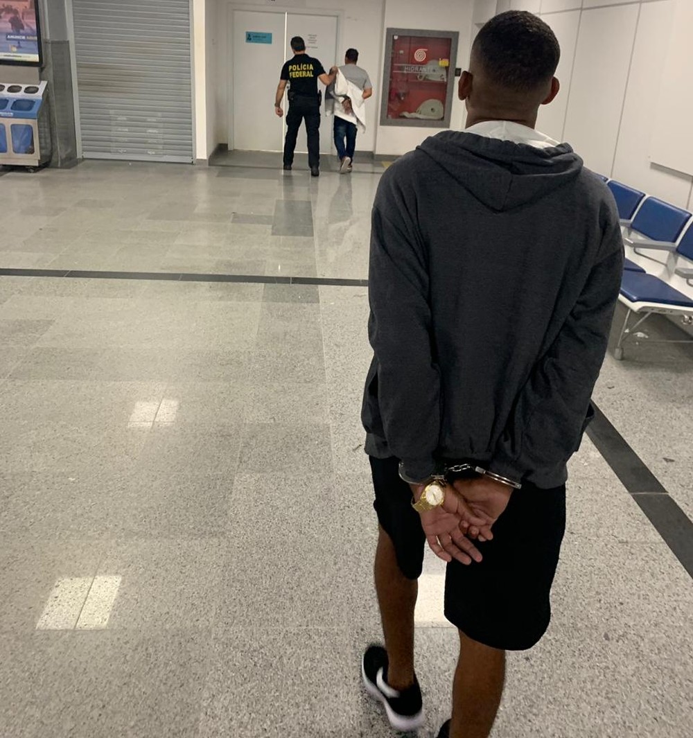 Suspeito de tráfico de drogas é preso em aeroporto na Bahia; homem teria mandado matar mulher que deu água a PMs
