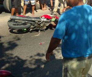 Homem fica ferido ao colidir moto em caminhão na BA 210 em Paulo Afonso; Fotos