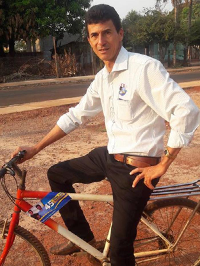 Ex-gari, prefeito eleito vai de bicicleta para solenidade de posse