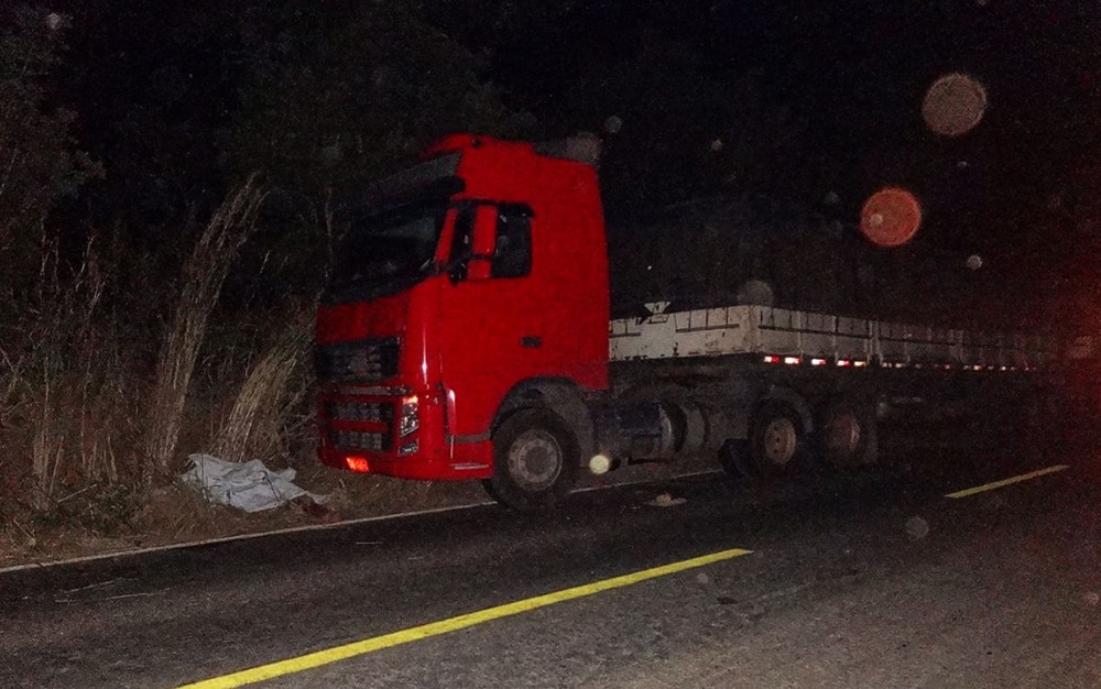 Homem morre após ser atropelado por carreta na Bahia; dois ficam feridos