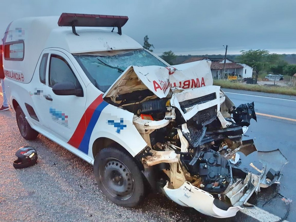 Pai e filho morrem após moto em que estavam bater em ambulância de Paulo Afonso na BR- 423, em PE