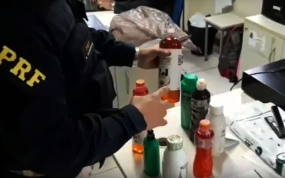 Mulher é presa ao ser flagrada com cocaína na forma líquida em recipientes de produto capilar na Bahia