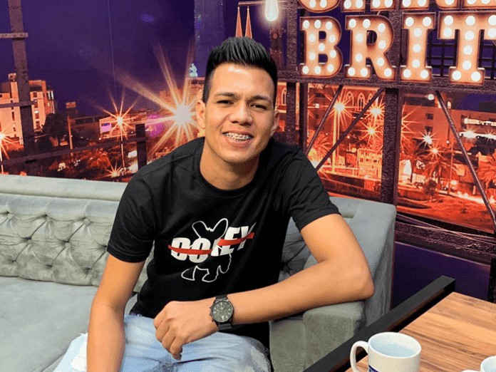 Aos 22 anos, cantor petrolinense Vitor Fernandes vê o sucesso bater à porta após parceria com Safadão