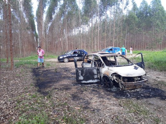 Bandidos incendeiam carro de jornalista da TV Bahia com ele dentro