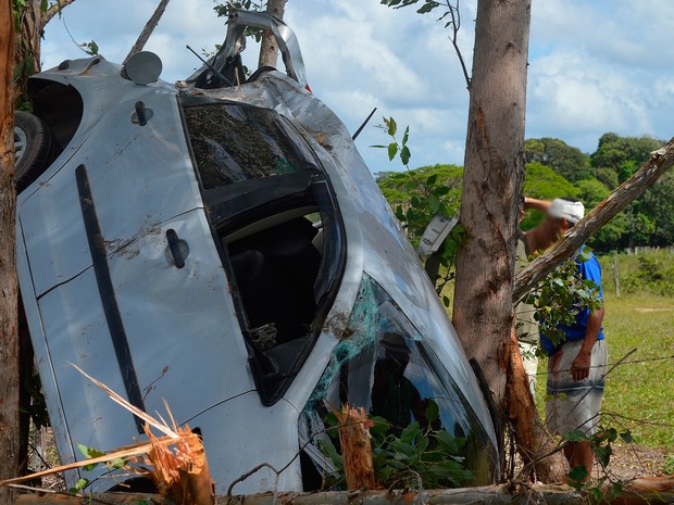 Carro vai parar em cima de árvores após motorista desviar de buraco na Bahia