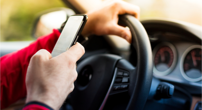 Um em cada cinco brasileiros admite usar o celular enquanto dirige