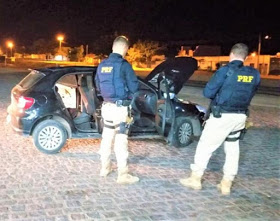 Suspeito abandona carro roubado na BR-116, em Santo Estevão
