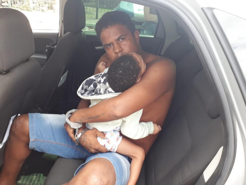 Suspeito de homicídios e roubos faz criança de dois anos refém ao ser preso na Bahia;
