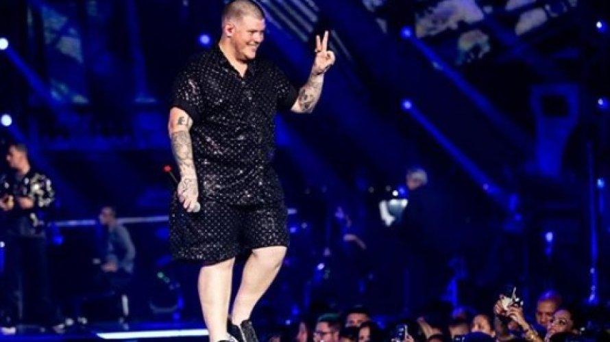Ferrugem interrompe show para pedir desculpas após pisar em braço de fã: 