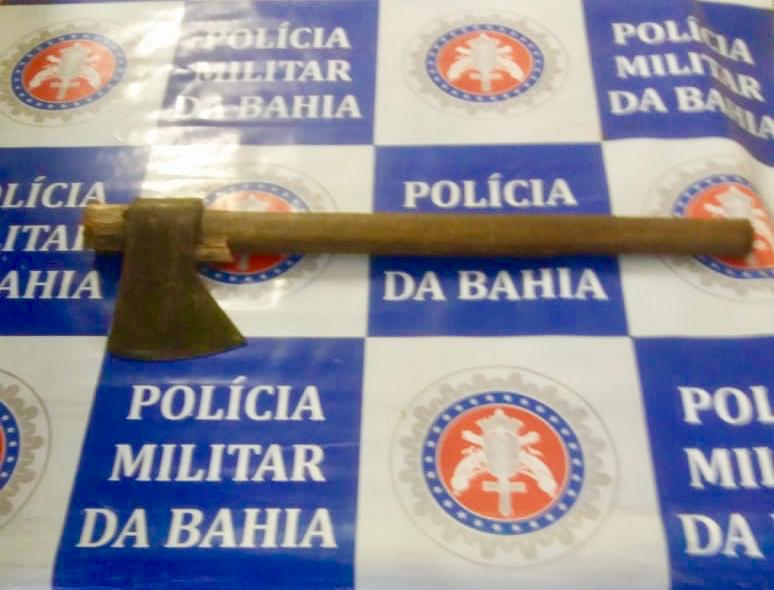 Jovem é preso em Paulo Afonso por tentar atingir sua própria mãe com machadadas