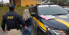 Jovem presa com mais de 16 mil comprimidos de ecstasy chora ao saber que passará aniversário na cadeia