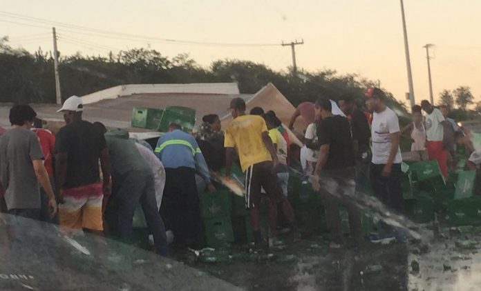 Caminhão carregado com cerveja tomba e carga é saqueada na BR-116