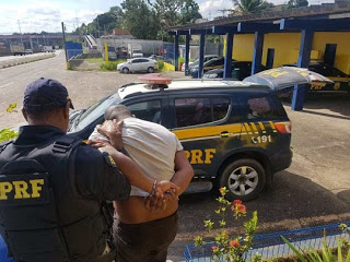 Motorista de aplicativo é preso com carro roubado após abastecer em posto e fugir sem pagar