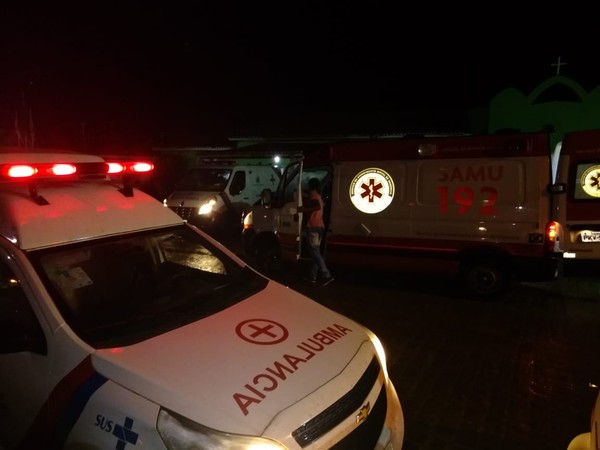 Batida entre micro-ônibus e caminhão deixa 5 mortos e 13 feridos em rodovia da Bahia
