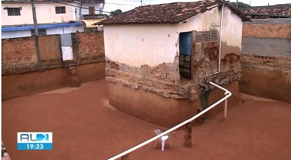 Irmãs escavam com colher de pedreiro ao redor de casa em que moravam em Maceió durante anos