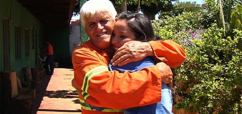 Pai do ano: Gari que criou filha sozinho a forma em medicina