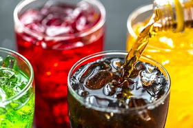 Estudo vincula consumo de sucos adoçados e refrigerantes a maior risco de câncer