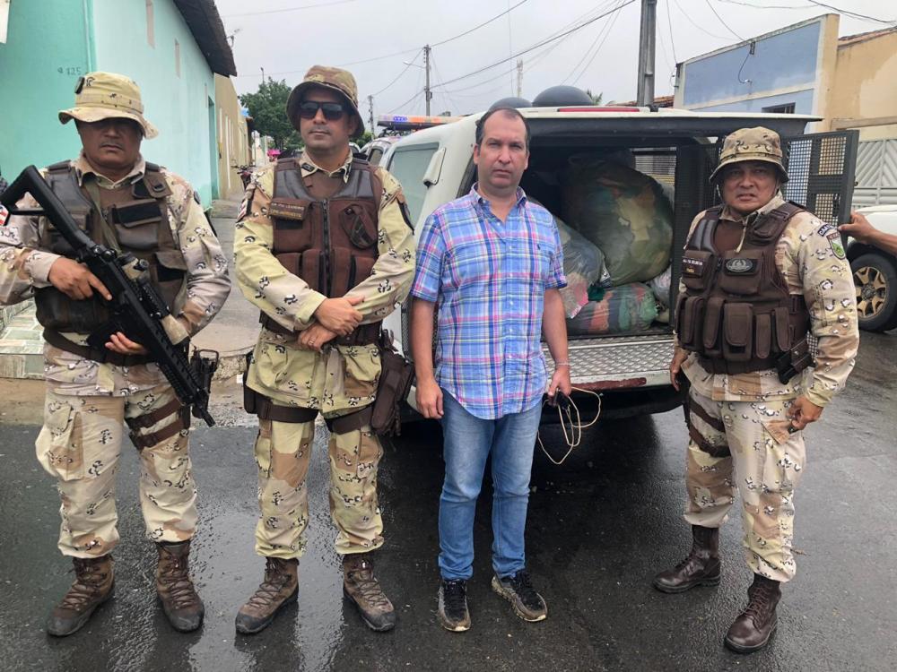 Policiais da Cipe Nordeste realizam entrega de alimentos e roupas a população atingida por tragédia em Coronel João Sá