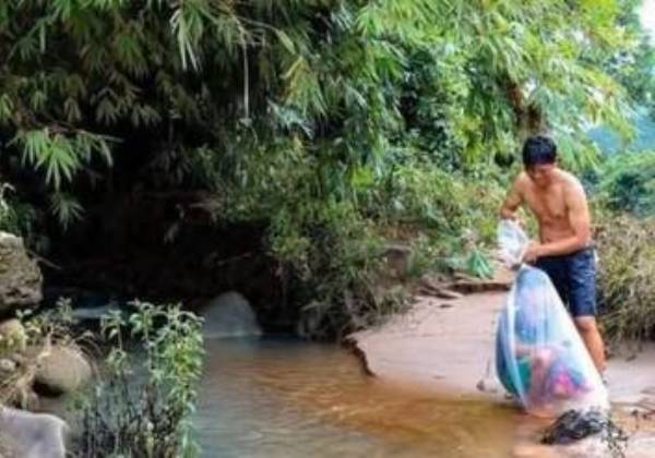 Pais ‘embalam’ crianças em sacos plásticos para atravessar rio rumo à escola