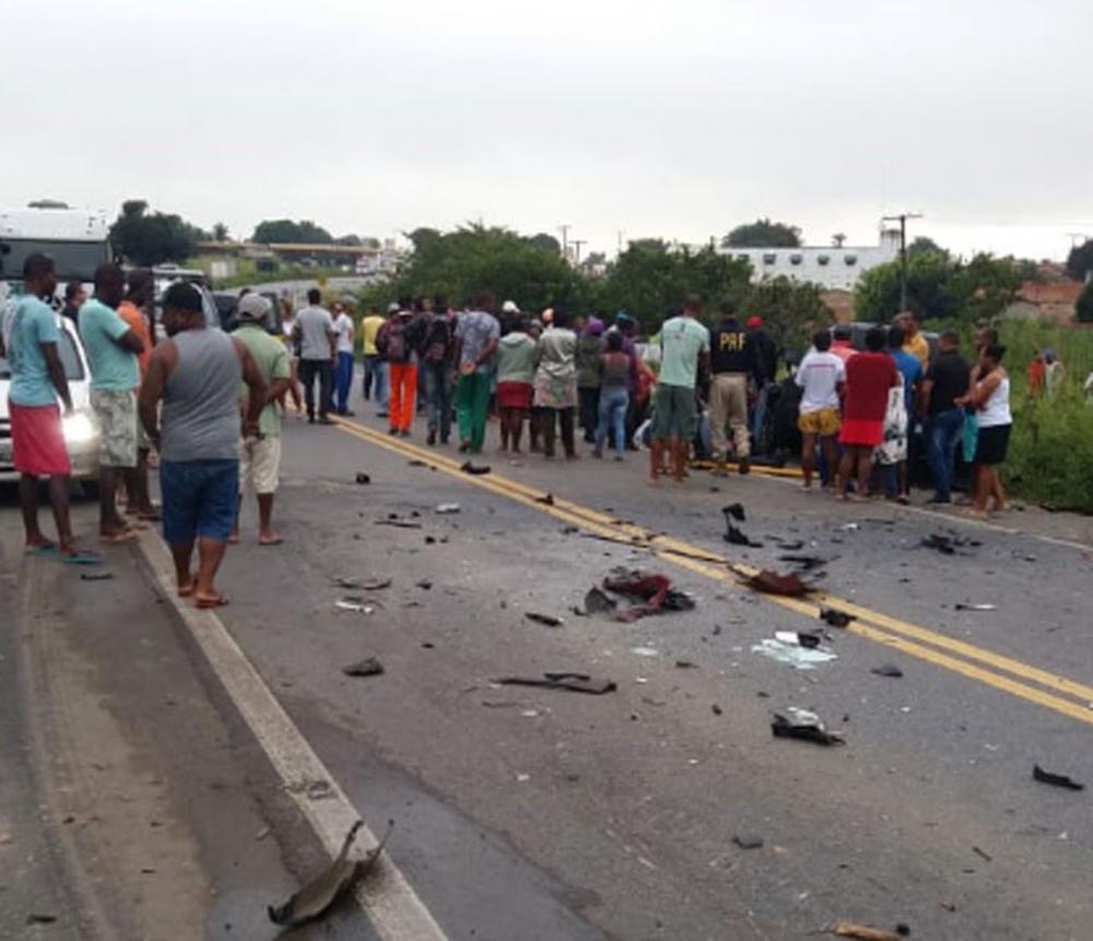 Batida entre caminhão e dois carros deixa dois mortos em rodovia da Bahia
