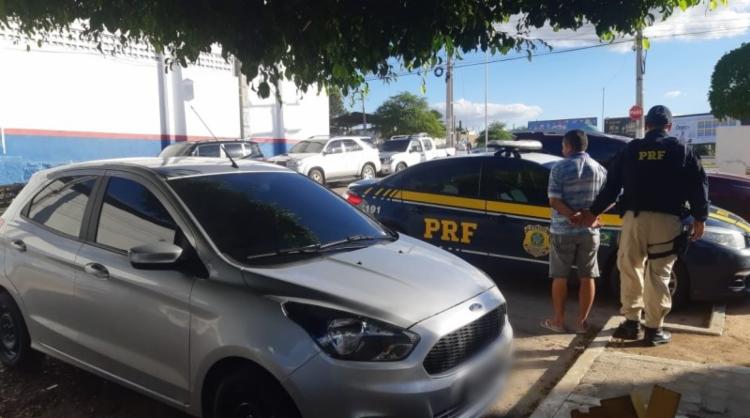 Homem é preso com veículo roubado e documento falso na BR-110