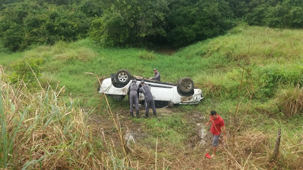 Motorista de carro morre durante acidente na Bahia; grávida e criança ficam feridas