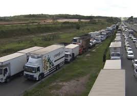 Caminhoneiros da Bahia decidem se aderem à paralisação na quarta (24)