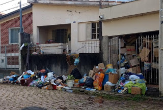 Idoso tenta se livrar de lixo que esposa acumula em casa há 20 anos: ‘Não sei o que fazer’