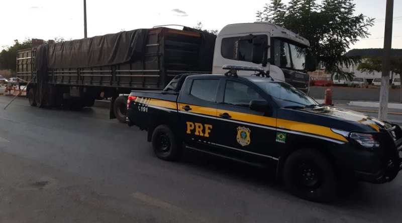 Quase 2 milhões de cigarros contrabandeados são apreendidos em caminhão na Bahia