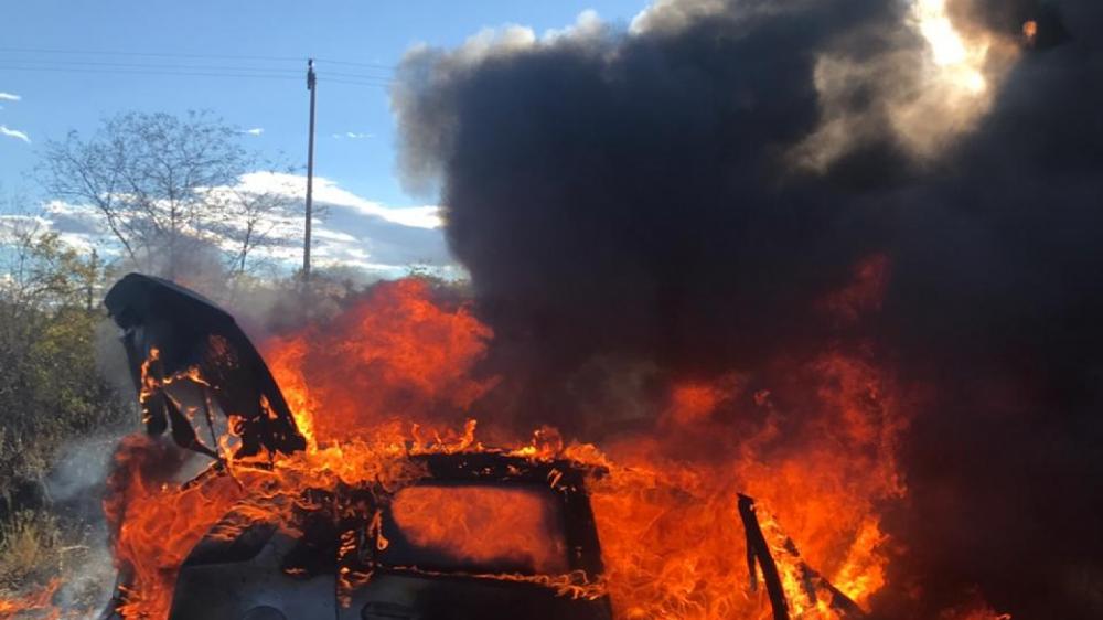 Cinco pessoas ficam feridas após carro colidir em outro veículo e pegar fogo na BR-116