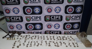 Homem é preso com tablete de 1kg e 107 porções de maconha dentro de oficina em Tucano