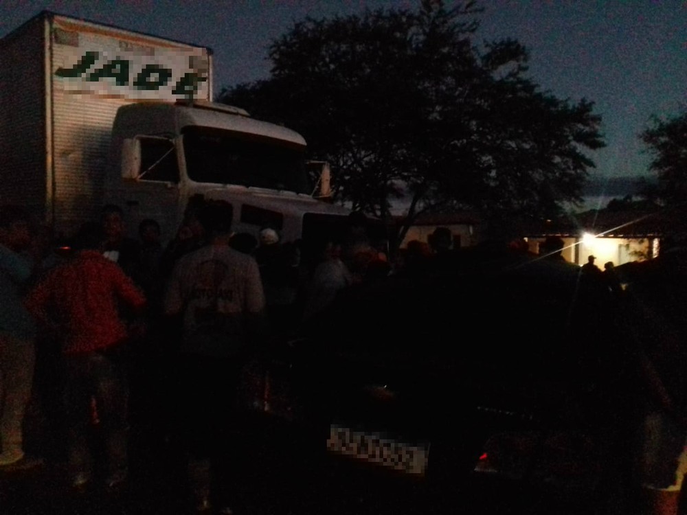 Mulher morre e quatro pessoas ficam feridas após batida entre caminhão e carro no norte da BA