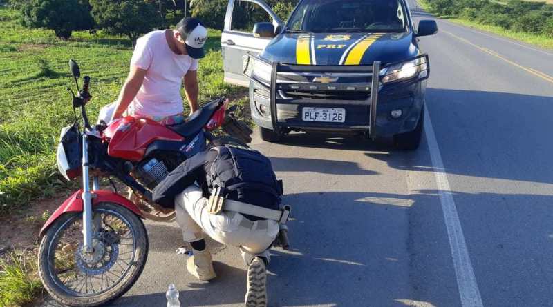 PRF recupera motocicleta roubada e prende condutor por uso de documento falso e receptação na BR-110, em Cícero Dantas-BA