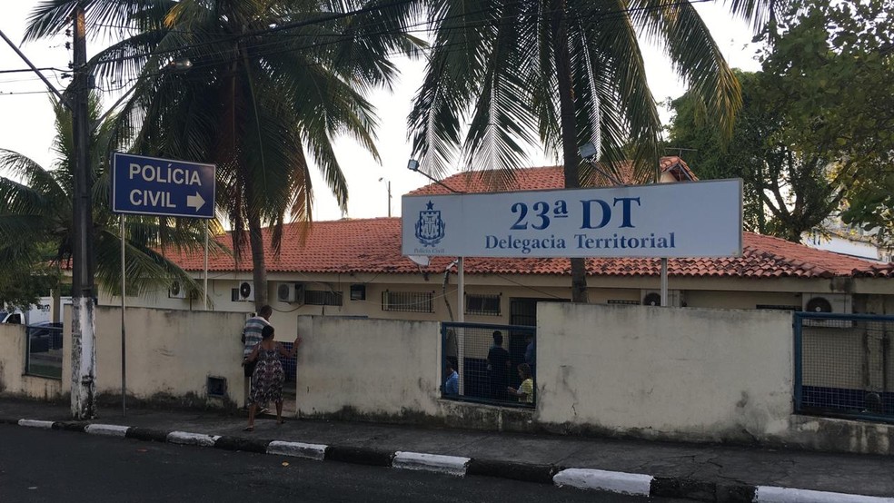 Homens armados invadem escola municipal e roubam celulares de professora e alunos na Bahia