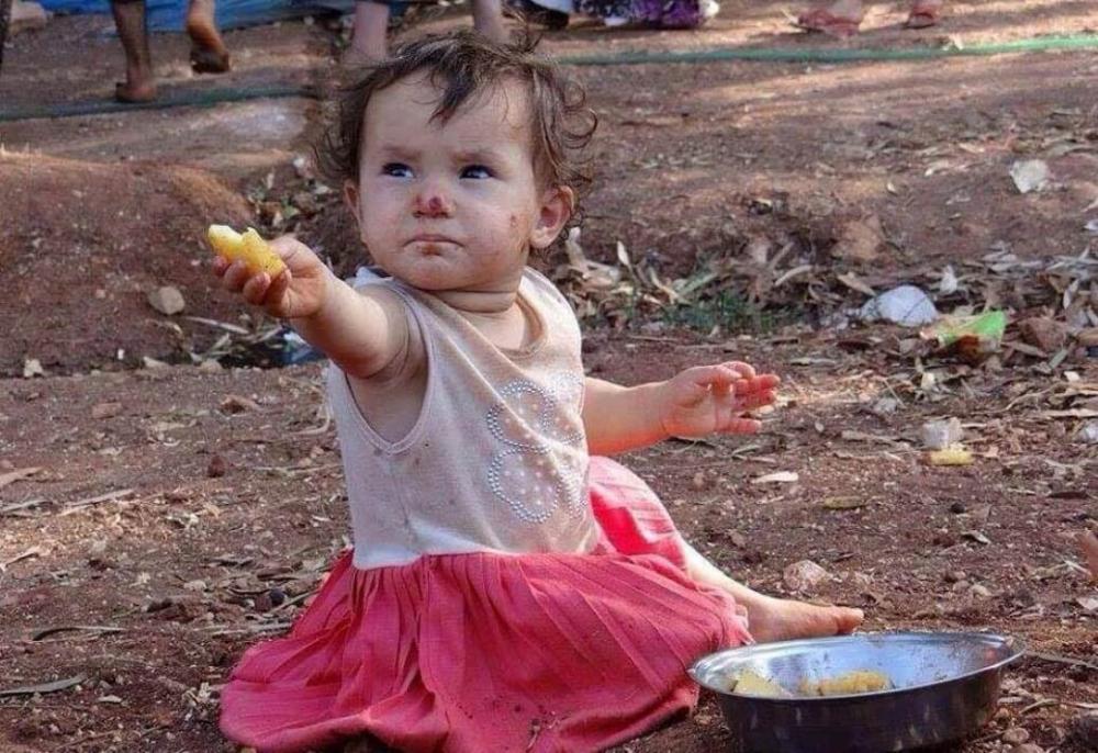 Mesmo sem comer há imensos dias, criança ofereceu um pouco do que tinha para o fotógrafo