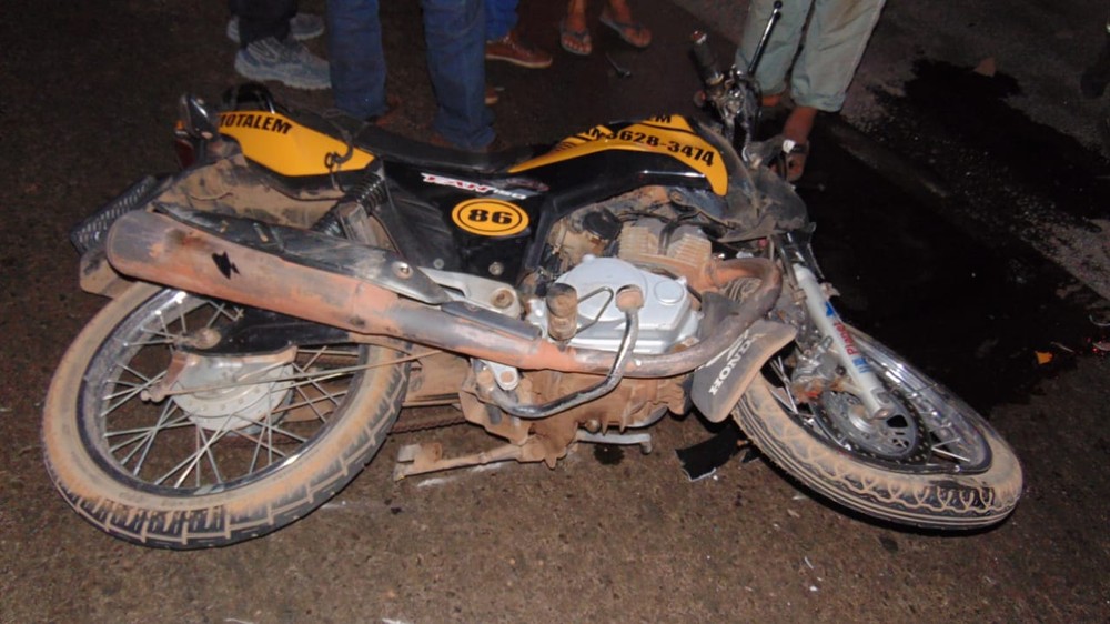 Mototaxista morre e passageiro fica ferido após batida com caminhonete na Bahia