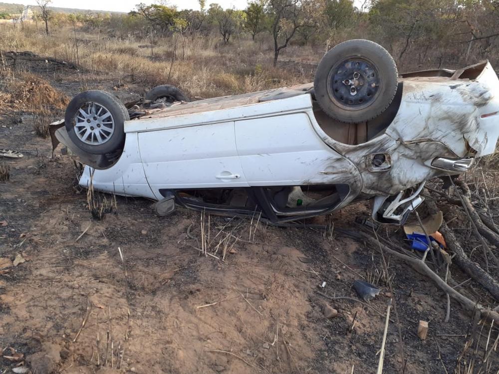 Jovem de 19 anos morre e namorada fica ferida após carro capotar no oeste da BA