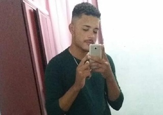 Estudante morre estrangulado após corda que carregava no pescoço enroscar em tração de moto