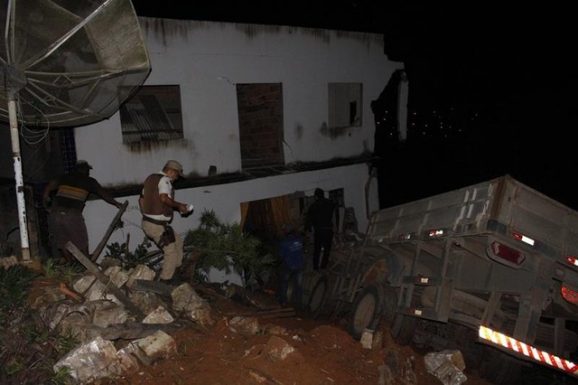 Caminhão desgovernado invade armazém na Bahia e deixa 5 feridos