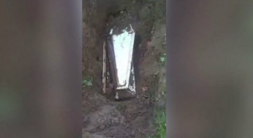 Mãe tira corpo de bebê de caixão para ficar mais tempo com o filho