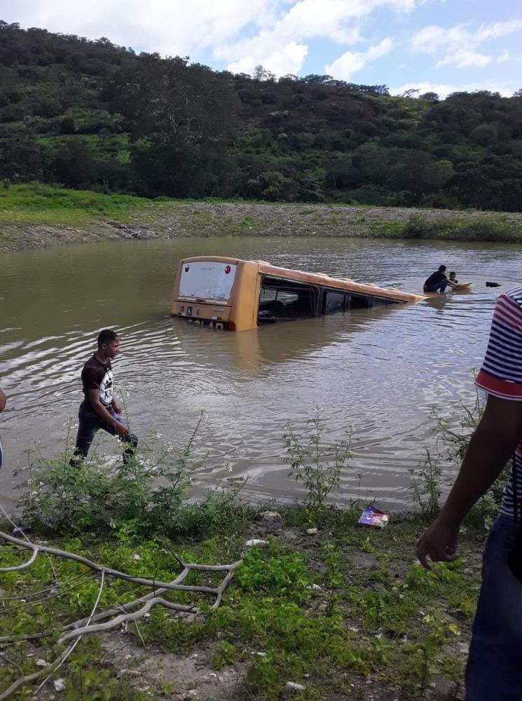Ônibus escolar fica sem freio, bate em barranco e cai em barragem