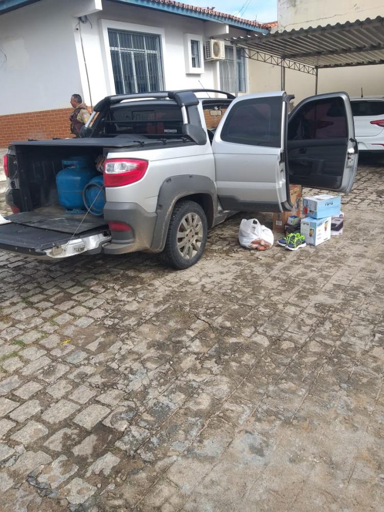Quadrilha assalta mercadinho, faz dono refém e suspeito morre em confronto com a PM em Santa Brígida