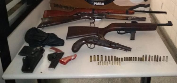 Jovem é apreendido com rifles de uso restrito no interior da Bahia