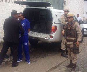 Preso com quase 300 kg de drogas, vereador toma posse algemado na Bahia