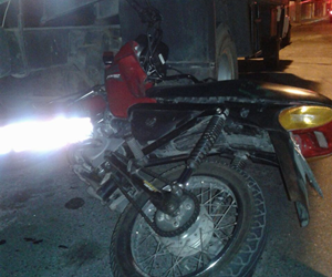 Jovem fica gravemente ferido ao colidir motocicleta com caminhão em Paulo Afonso