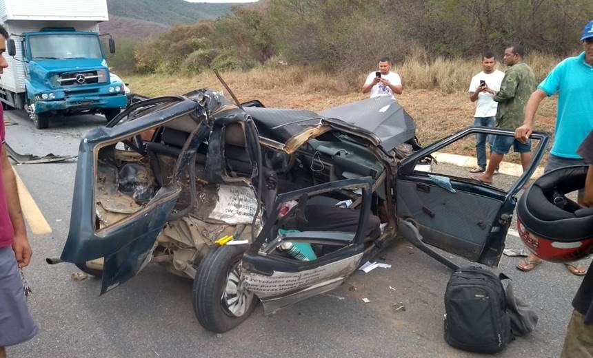 Batida entre carro e caminhão deixa dois mortos e dois feridos na Bahia