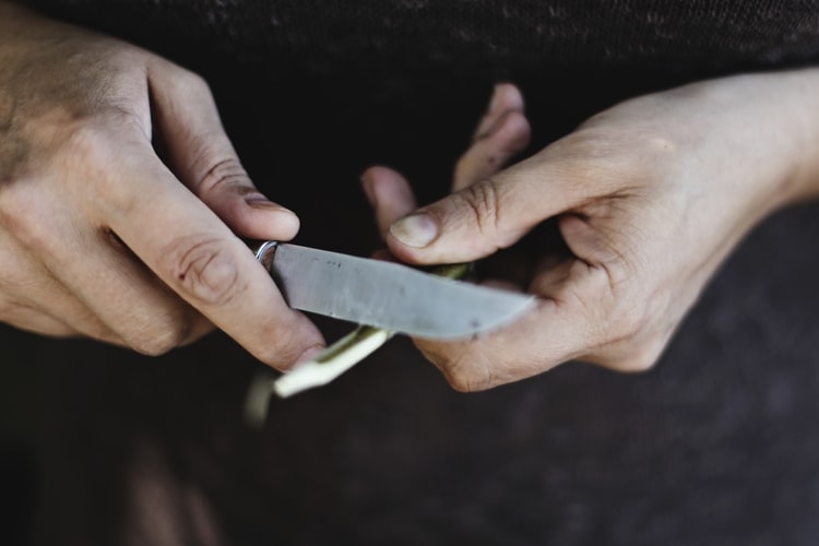 Após discussão, mulher castra marido e entrega órgão genital para amante na Paraíba