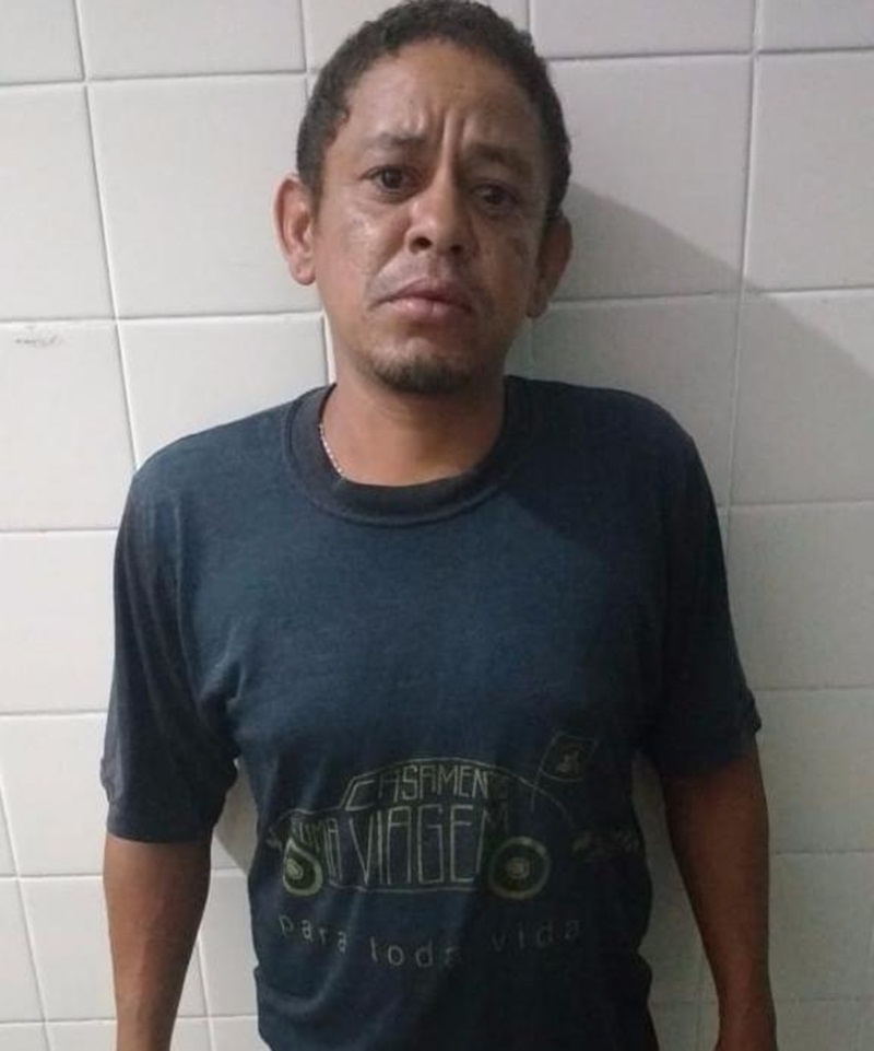 Homem com mandado de prisão em aberto é preso pela PM em bar