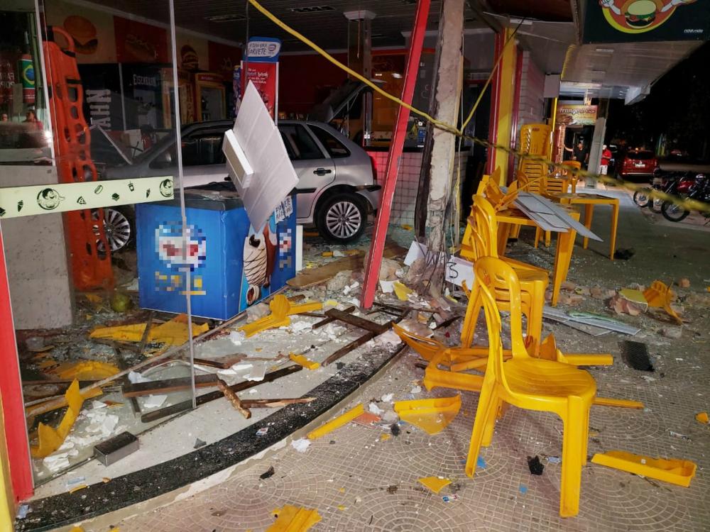 Motorista embriagada perde controle de carro, invade pizzaria e mata mulher na BA